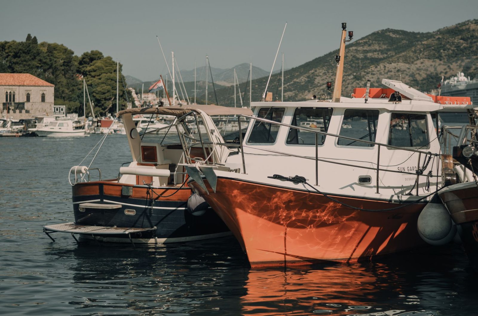 Limanda yan yana bağlanmış tekneler — birbirine bağlı kalmanın temsili