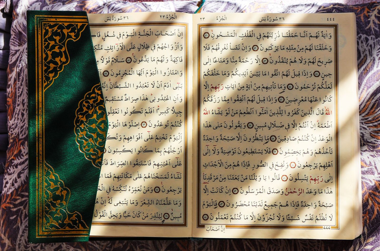 Pencere kenarında açık duran bir Kur'an-ı Kerim ve yanında tespih, dışarıda sabah aydınlığı — günlük manevi korunmayı anlatan huzurlu sahne